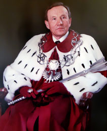 Rektor Czarny w todze
